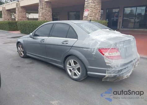 2011 Mercedes-Benz C 300 Luxury/Sport z USA, uszkodzony, nr VIN WDDGF5EB3BR158244